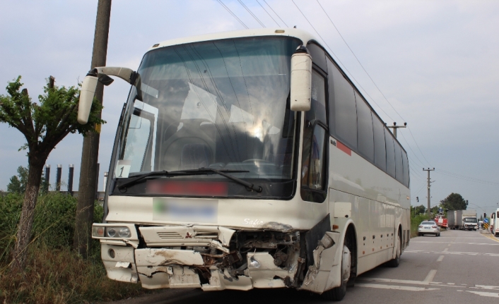 Servis otobüsü otomobile çarptı: 1’i çocuk 2 yaralı