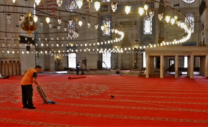 Süleymaniye Camii’nin halıları değişiyor