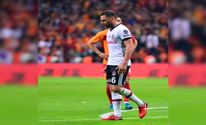 Tosic yine cezalı