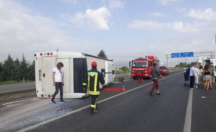 Turistleri taşıyan otobüs devrildi: 17 yaralı