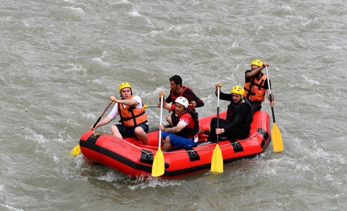 Vali rafting yaptı