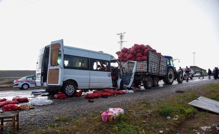 Yolcu minibüsü traktöre çarptı: 2 ölü, 10 yaralı