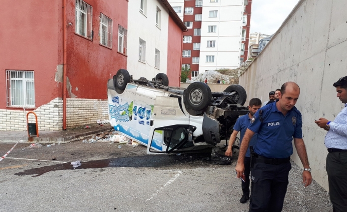 Ankara’da minibüs okulun bahçesine uçtu