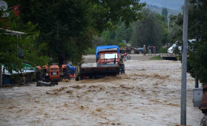 Evleri su bastı, araçlar yolda kaldı