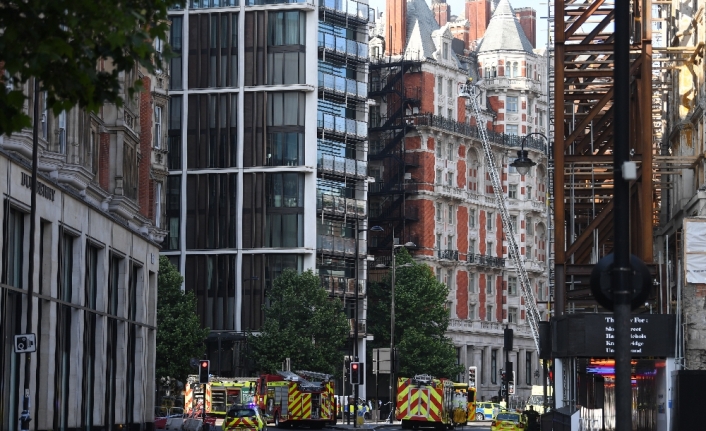 Londra’da gökyüzü siyaha boyandı