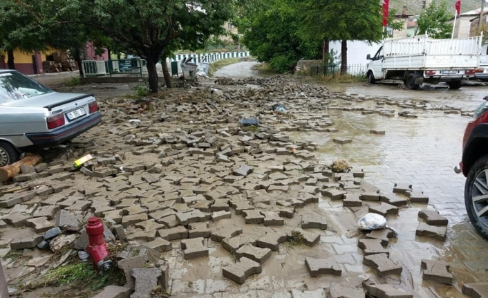 Parke taşları bile yerinden söküldü