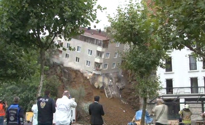 Beyoğlu Sütlüce’deki bina çöktü