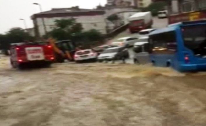 Çengelköy’de yollar nehre döndü