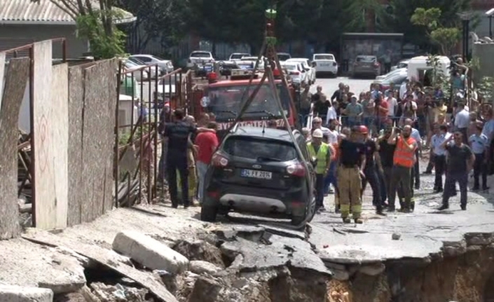 Çöken duvar nedeniyle askıda kalan araç kurtarıldı