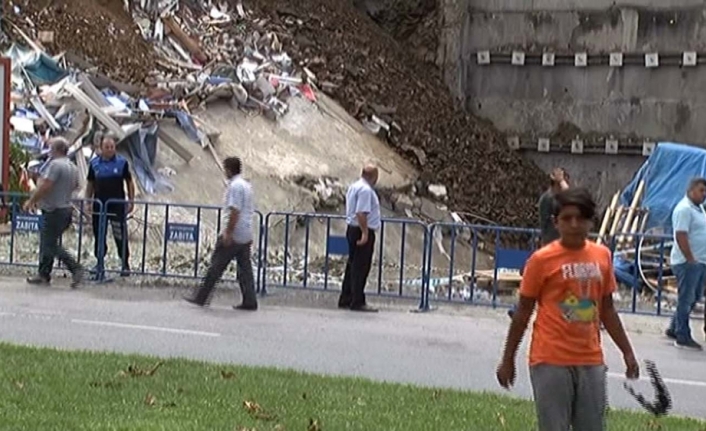 Çökme tehlikesine rağmen vatandaşlar canını hiçe saydı