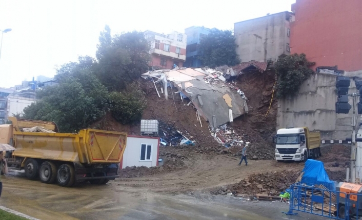 Enkaz alanına molozlarla dolgu yapılıyor