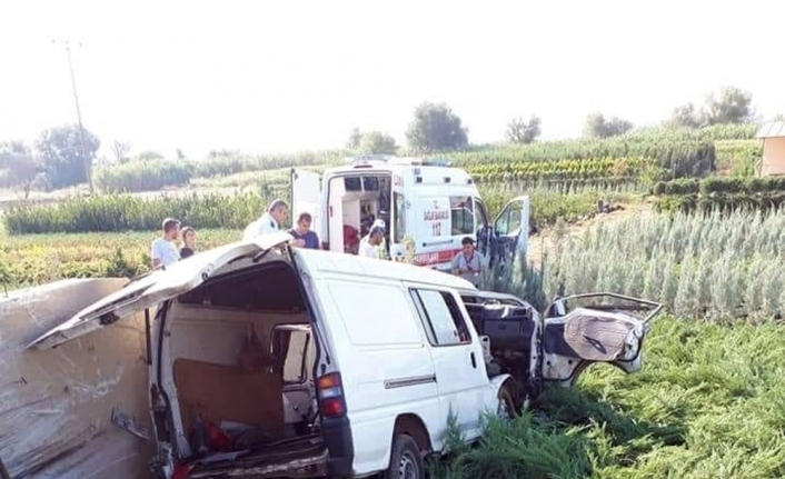 İşçileri taşıyan minibüs devrildi: 1 ölü, 3 yaralı