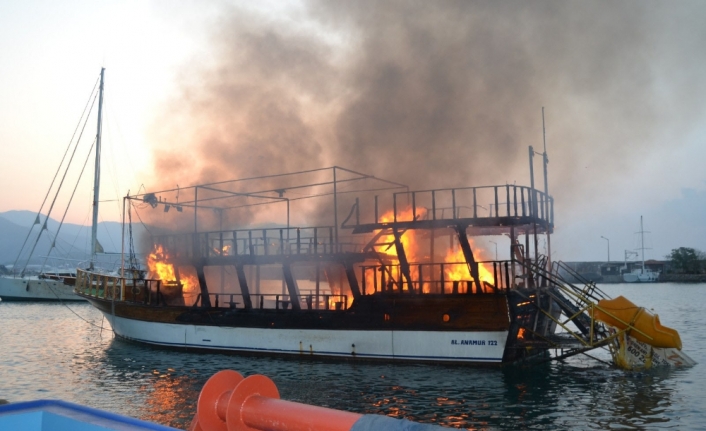 Mersin’de tur teknesi alev alev yandı