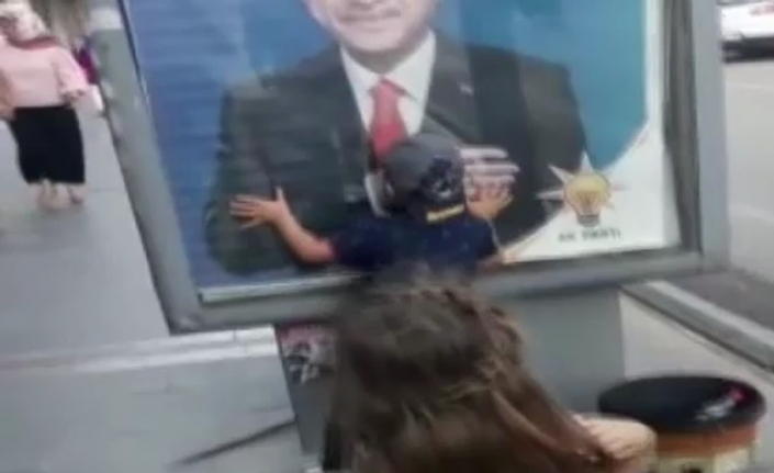 Minikler Erdoğan afişini görünce...