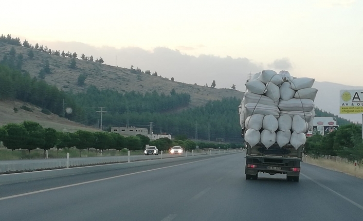 Saman yüklü kamyon beşik gibi sallandı