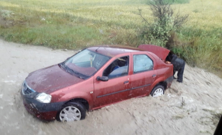 Su baskınlarında araçlar mahsur kaldı