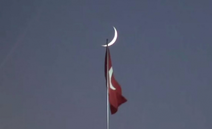 Taksim Camii üzerinde görülen hilal manzarası mest etti