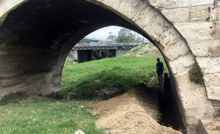 Tarihi köprüdeki restorasyona ’define’ baskını