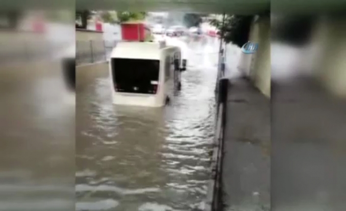 Yolcu minibüsü su basan alt geçitte mahsur kaldı