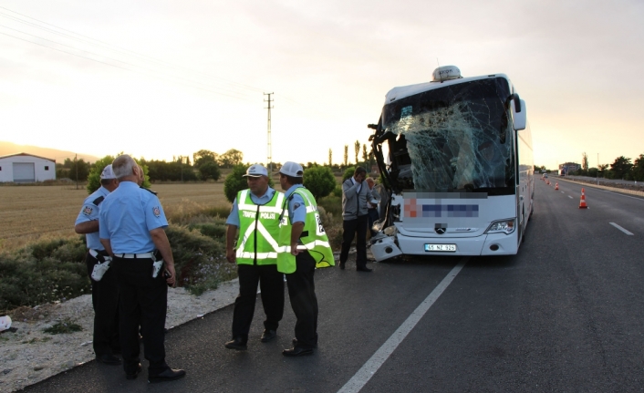 Yolcu otobüsüyle kamyon çarpıştı: 22 yaralı