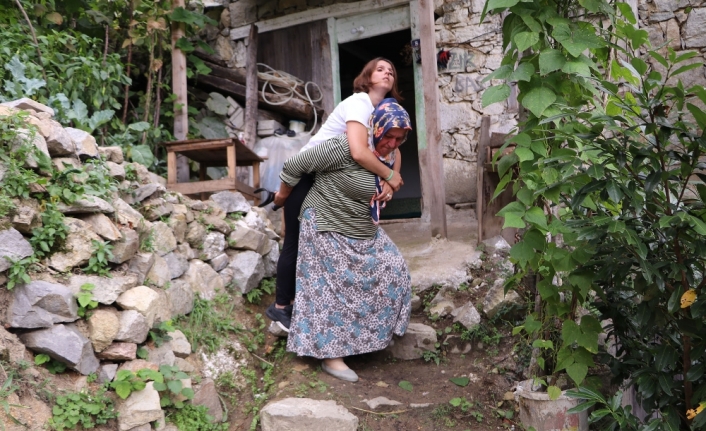 600 metrelik yolu annesinin sırtında gidiyor