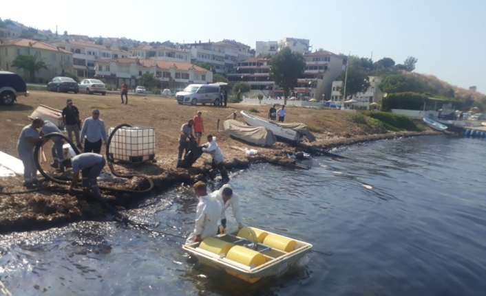 Foça’da ağır yakıt sızıntısı