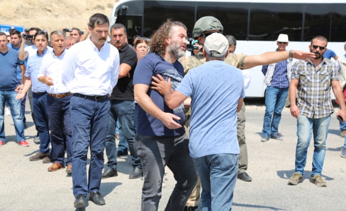 HDP’li vekil güvenlik güçleriyle tartıştı aracıyla yolu kapattı