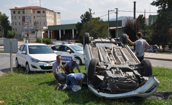 Hurdaya dönen otomobilden sağ çıktı