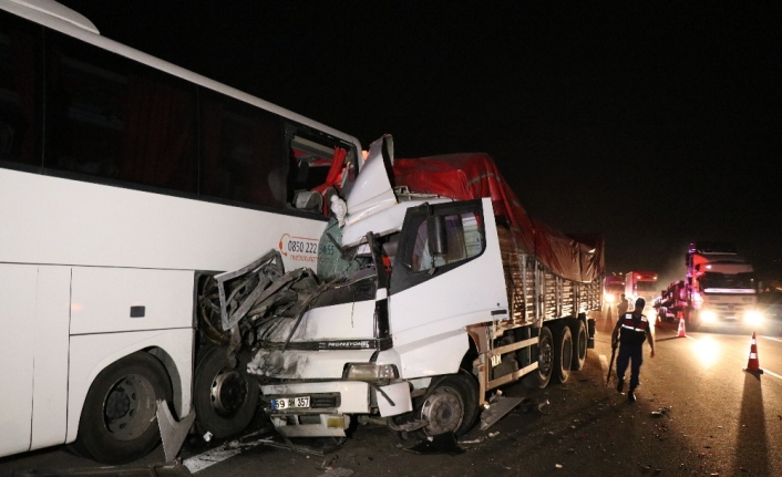 Kamyon emniyet şeridindeki otobüse çarptı: 1 ölü, 4 yaralı