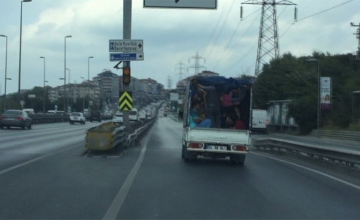 Kamyonet kasasında tehlikeli yolculuk