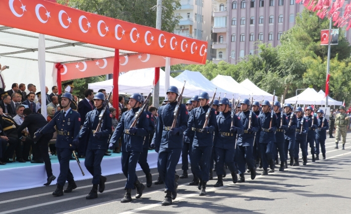 Mehmetçik Diyarbakır sokaklarını inletti