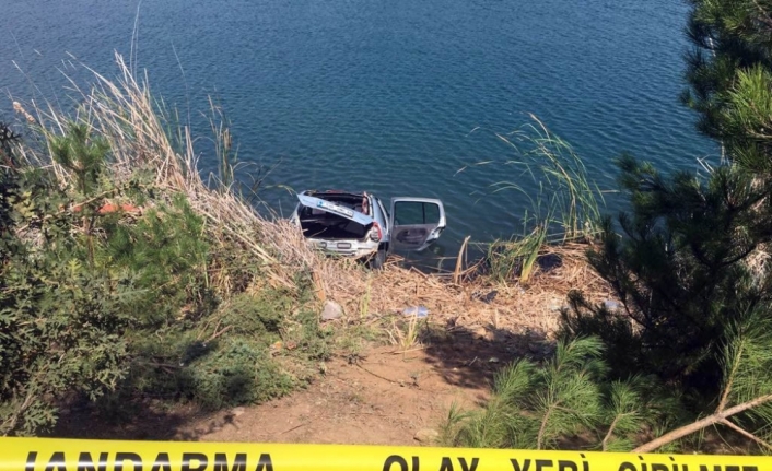 Otomobil gölete uçtu, 4 kişi boğularak hayatını kaybetti