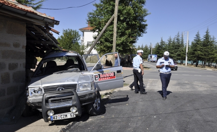 Pikap ile motosiklet çarpıştı: 1 ölü, 2 yaralı