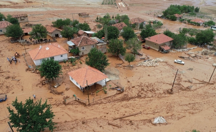 Sel yıktı geçti