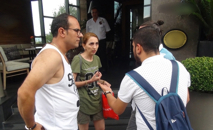 Taksici turist müşterilerini gasp edip kaçtı