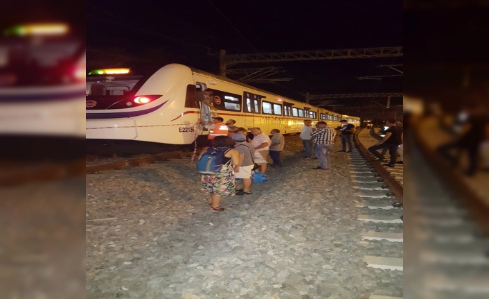 Tren raydan çıktı, faciadan dönüldü