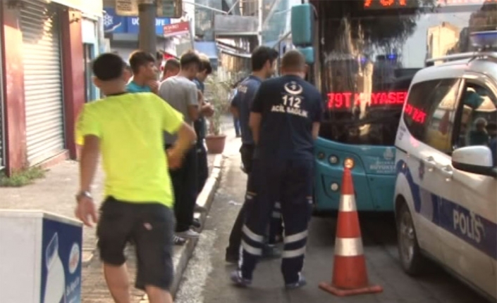 Akbilsiz binmek istediler, şoförü bıçaklayıp kaçtılar