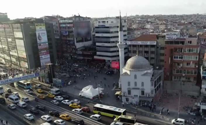 Bir duvarı olmayan cami havadan görüntülendi