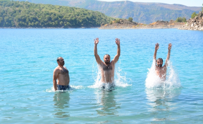 Dünyanın ikinci büyük krater gölünde serinliyorlar