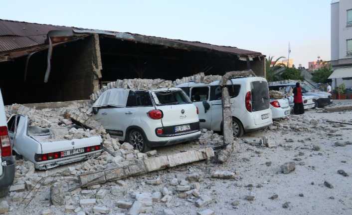 Fabrika duvarı araçların üzerine çöktü