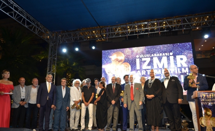 İzmir’deki film festivalinin ödül töreninde ünlüler geçidi