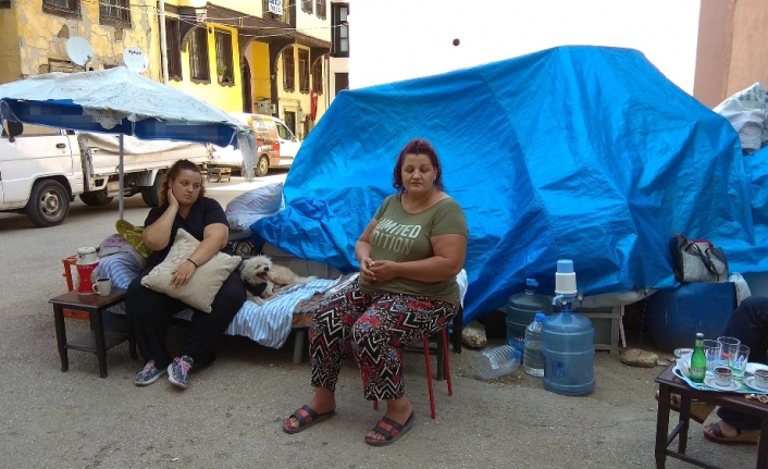 Kanser hastası anne ile obaz kızının sokakta yaşam mücadelesi