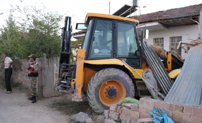 Kepçe eve daldı: 1 ölü, 2 yaralı