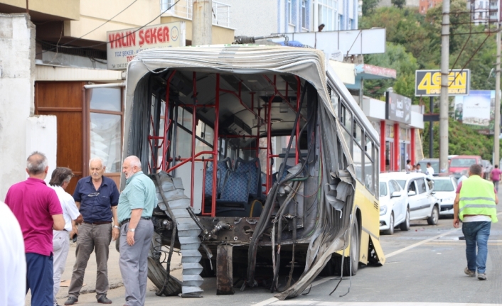 Körüklü belediye otobüsü ortadan ikiye ayrıldı: 3 yaralı