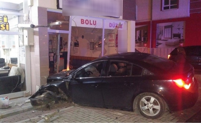 Otomobil, otobüs yazıhanesine çarptı: 5 yaralı