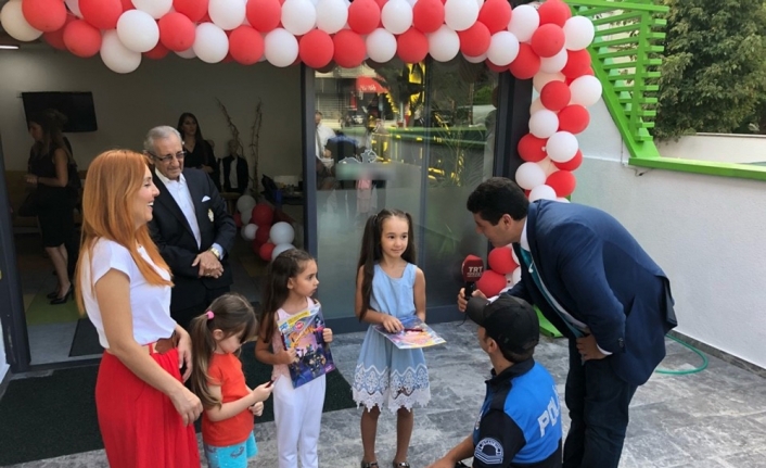 Polislerden okulla tanışan öğrencilere hediye