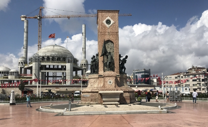 Taksim Cumhuriyet Anıtı’na büyük ayıp