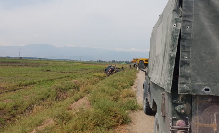 Tank taşıyan askeri araç devrildi