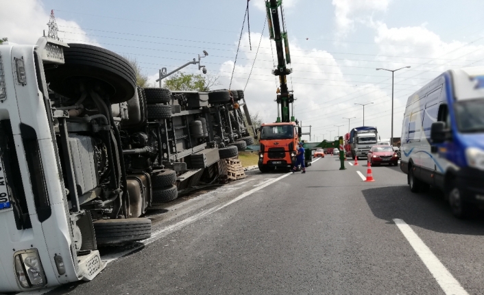 TEM’de devrilen tır trafiği kilitledi