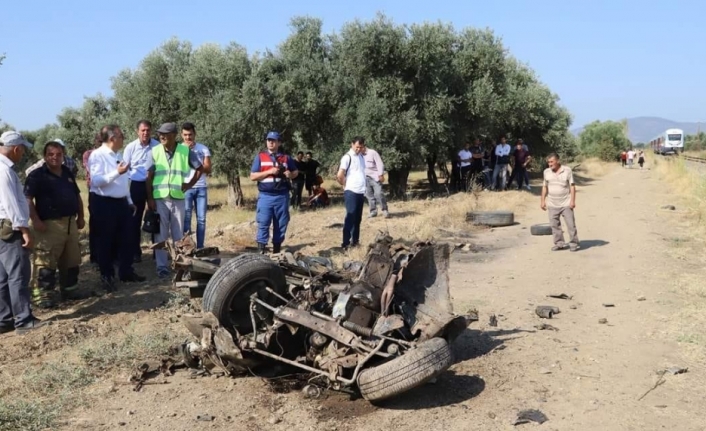 Trenin çarptığı otomobil ikiye bölündü: 1 yaralı